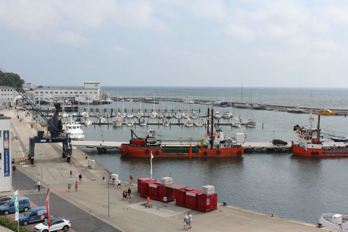 Udsigten oppe fra gangbroen, der går nede fra havnen og op til byen. Havnen i Sassnitz var så stor, at der kunne dannes bølger inde i havnen. Det gav lidt uro.