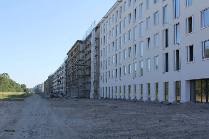 Et udsnit af byggeriet i Prora. Det er et kæmpe byggeri, der er 4,7 km. fra den ene ende til den anden. Det ligger helt ud til Østersøen og med en planlagt havn midt på byggeriet, der aldrig blev bygget.