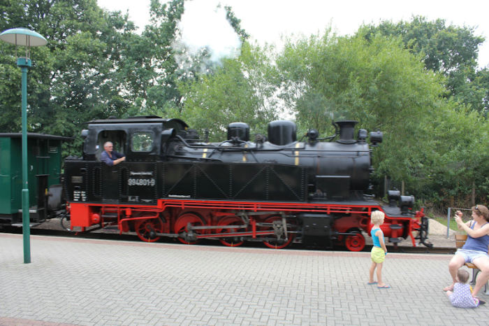 Vi skulle ud og køre med ’Rasender Roland’, en togstrækning mellem Lauterbach og Göhren, som bliver kørt med damplokomotiver. Det er en smalsporet bane – 90 cm. mellem skinnerne. 