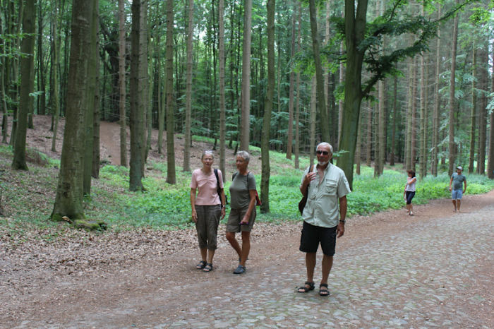 Vi stod af ’Rasender Roland’ på stationen Jagdschloss og gik ca. 2 km. op til et slot, igennem en rigtig flot skov. Inge Lise, Lene og Nils.