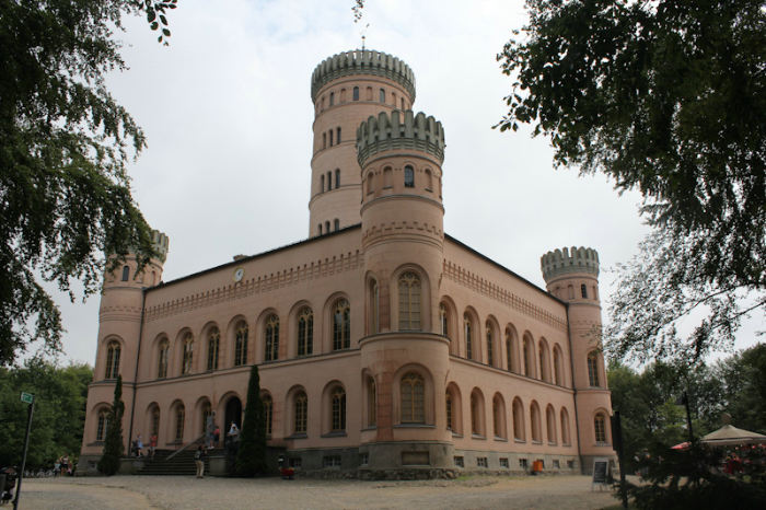 Jagdschloss Granitz ligger ude midt i en skov. Det er fra midt i 1800-tallet.
