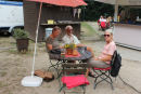 Frokosten indtages ved en pølsevogn uden for Jagdschloss Granitz. Lene, Nils og Inge Lise.