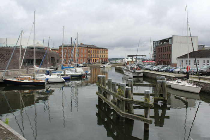 Den gamle bydel af Stralsund ligger ude på en ø. Kanalerne rundt om byen bliver brugt til havneplads for lokale sejlere. Det kræver speciel broåbning for at komme ud og ind.