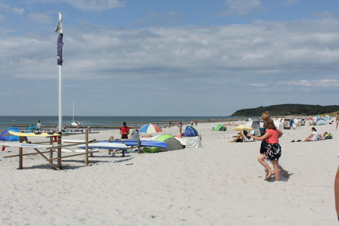 Sandstranden på vestkysten af Hiddensee lige over for Vitte. En rigtig flot sandstrand og den fortsatte så langt øjet rakte, så der var god plads til badegæsterne.