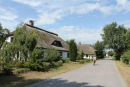 Nogle af de fine gamle stråtækte huse i byen Vitte på Hiddensee. Her er ingen biler, men rigtig mange cykler. 