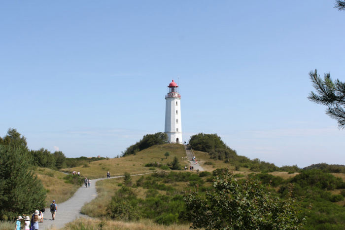 Fyrtårnet Dornbusch på nordspidsen af Hiddensee. Det ligger rigtig flot oppe på en bakketop.