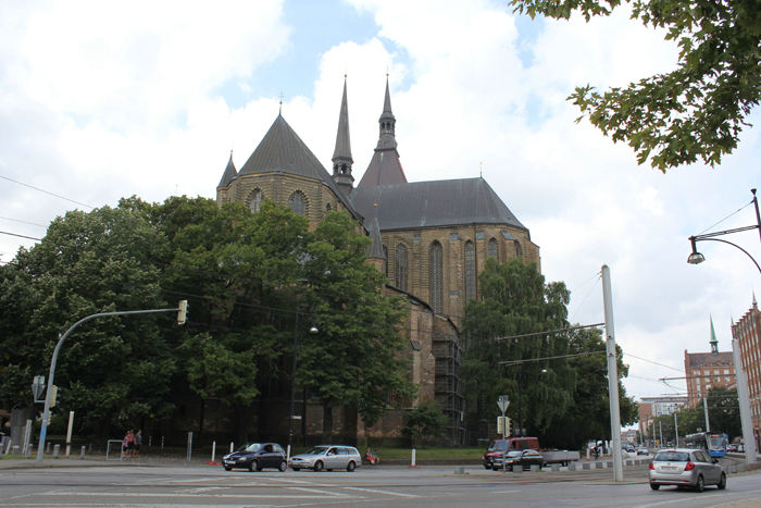 Marienkirche i Rostock er imponerende. Det er en af de store gotiske kirker, som findes i Nordtyskland. Der er over 30 meter op til hvælvingerne inde i kirken. 