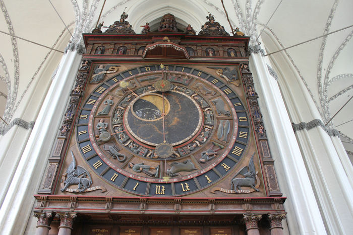 Det astronomiske ur i Marienkirche i Rostock er fra 1472 (før Columbus opdagede Amerika). Det er det ældste astronomiske ur, der stadig fungerer, og de fleste dele i uret er de oprindelige.