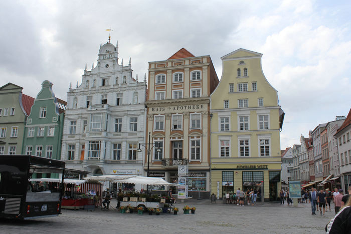 Nogle af de flotte gamle gavlhuse på Neuer Markt (Rådhuspladsen) i Rostock.