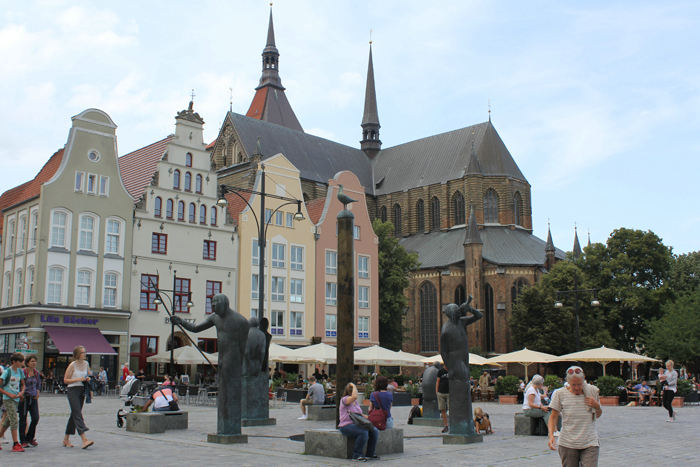 Marienkirche i Rostock set fra Neuer Markt med de flotte gamle gavlhuse.