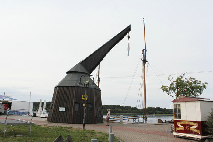 En rigtig trædemølle på havnen i Rostock. Inde i møllen er et ’hamsterhjul’, som folk gik rundt i, når gods skulle hejses op eller ned.