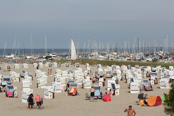 Badestranden i feriebyen Kühlungsborn mellem Rostock og Wismar. I baggrunden marinaen, vi lå i.  