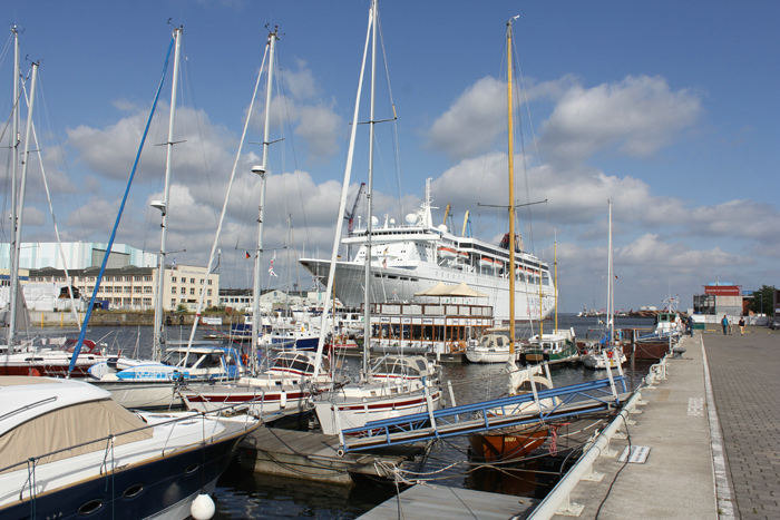 Nausikaa fortøjet i Westhafen i Wismar. Det lille krydstogtskib i baggrunden er på værft. 