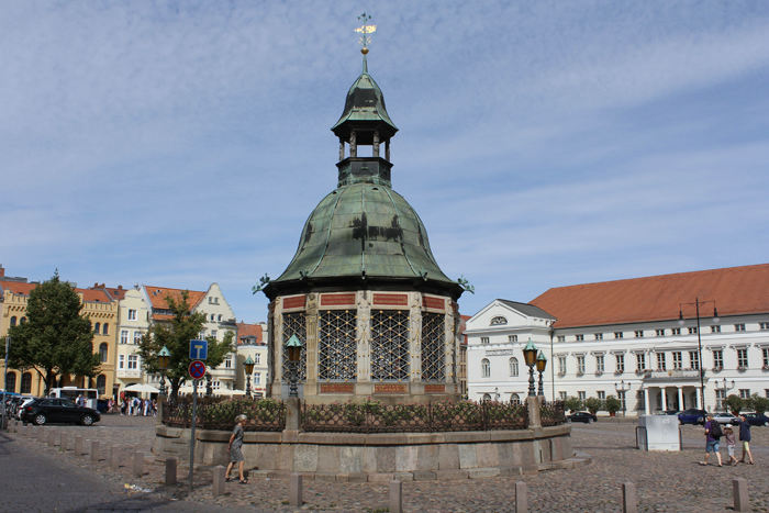 Den flotte vandkunst på torvet i Wismar. Den var oprindelig bybrønd anlagt 1580-1602 og fungerede som sådan indtil 1897. 