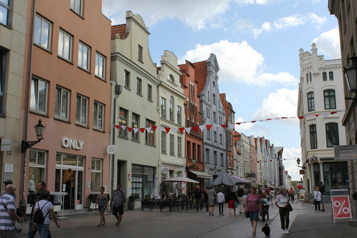 Altwismarstrasse med de flotte gamle gavlhuse.