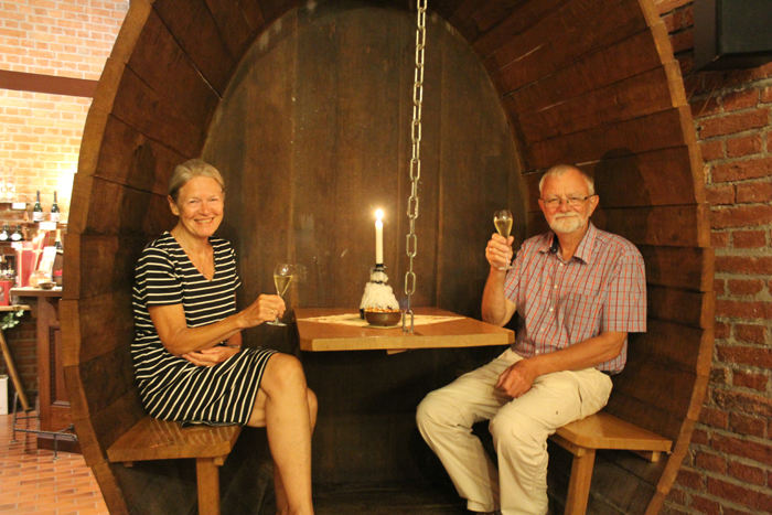 Vi besøgte Hanse Wismar Wein & Sekt Keller i Wismar. Vi blev ’hægtet’ på et hold, der skulle på rundvisning og smagning. Mens vi ventede på dem, blev vi placeret i nogle gamle vinfade med et glas sekt. 
