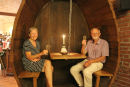 Vi besøgte Hanse Wismar Wein & Sekt Keller i Wismar. Vi blev ’hægtet’ på et hold, der skulle på rundvisning og smagning. Mens vi ventede på dem, blev vi placeret i nogle gamle vinfade med et glas sekt. 