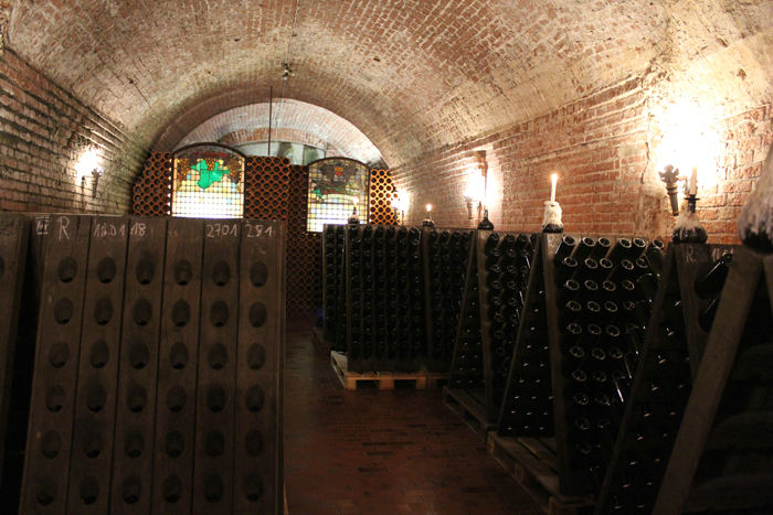 Et af kælderrummene i Hanse Wismar Wein & Sekt Keller, hvor de opbevarer deres sekt.  