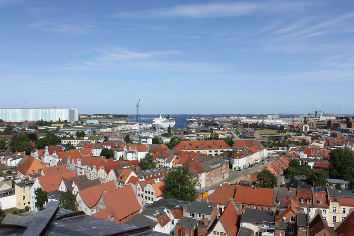 Udsigten oppe fra udsigtsplatformen på St. Georgenkirche. Her udsigten ned mod havnen, hvor vi lå.