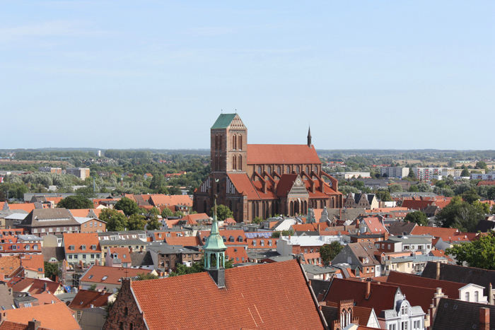 Udsigten oppe fra udsigtsplatformen på St. Georgenkirche. Den store kirke i midten er Sankt Nikolai kirken.