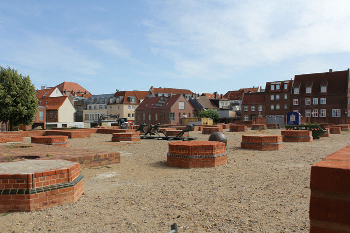 Marienkirche i Wismar blev bombet i 1945 og kun det store tårn står tilbage. Man har bygget kirkerummet op i ca. 1½ meters højde, så man kan se, hvor murene og søjlerne har stået.