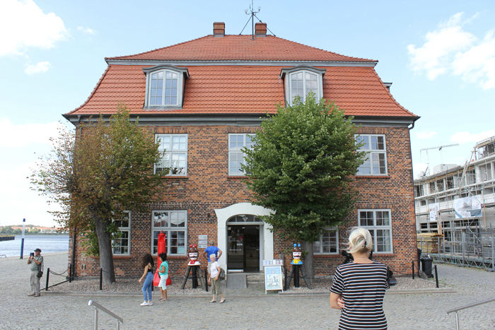 Baumhaus, bygget i midten af 1700-tallet, da Wismar var svensk. Det var oprindelig bolig for bommanden, der lukkede havnen om natten med kæder. I dag er det museum.