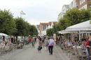 Kaiserallee i Travemünde med alle cafeerne og restauranterne lige ned til Trave floden, der fører ind til Lübeck.