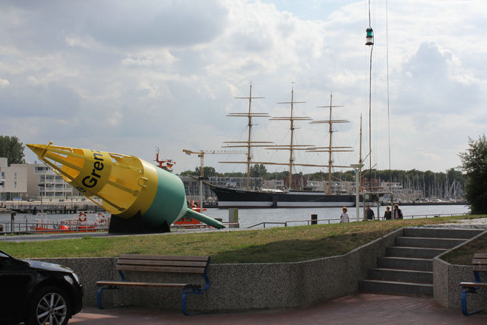 En af de gamle grænsebøjer mellem Tyskland og DDR. I baggrunden ses det store sejlskib Passat, der er indrettet som museum.