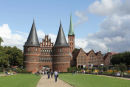Holstentor, porten ind til Lübeck, er byens vartegn. Den gamle skæve Holstentor er bygget i 1468-74 på gyngende grund ved Trave-floden. 