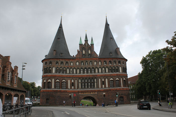 Den skæve Holstentor set inde fra den gamle bydel. Murene er 3½ meter tykke.