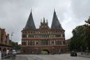 Den skæve Holstentor set inde fra den gamle bydel. Murene er 3½ meter tykke.