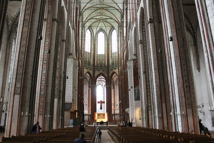 Marienkirche i Lübeck lå indeklemt inde midt i byen, så det var umuligt at tage et billede af den ude fra. Her et billede af den enorme kirke inde fra. 