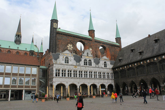 En anden del af rådhuset i Lübeck. I baggrunden ses tårnet på Marienkirche.
