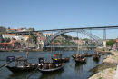 De gamle fladbundede Barcos Rabelos, der ligger fortøjet langs bredden af Douro floden. De blev i gamle dage brugt til at transportere vinen ned til Porto oppe fra områderne, hvor de produceres.