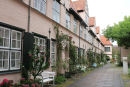 Der er flere spændende baggårde inde bag de fine gavlhuse. Når man kommer gennem porten ind til baggårdene, kommer man ind til nogle små huse med fine haver. 