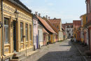 Smedegade i Ærøskøbing med de små gamle huse, der alle er velholdte. Lidt længere henne på højre side skimtes Flaske Peters hus.  