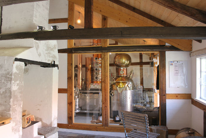 Ligesom man i gamle dage havde et bryggeri i hver by, så er det ved at være normalt med et whisky destilleri i hver by. Her destilleriet i Ærøskøbing. 