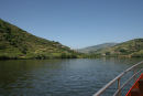 Et parti fra sejlturen på Douro floden, med vinmarker på skråningerne ned mod floden. 