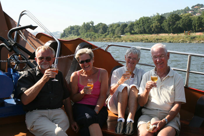 Besætningen fra Nausikaa nyder her et glas kold, tør, hvid portvin på fordækket af turbåden ’Via Douro’. Det var slet ikke så tosset. 