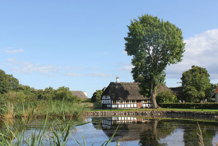 Gadekæret på Lyø med de gamle bindingsværkshuse. Ren idyl. 