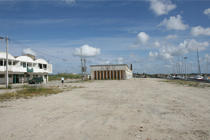 Lystbådehavnen i Aveiro. Flydebroen var ok, men det var også de eneste faciliteter, der var til rådighed. Klubhuset var aflåst, der var ingen toilet eller bad, og det så meget forfaldent ud.