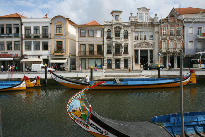 Aveiro by var meget charmerende. De kalder den Portugals Venedig, nok lidt overdrevet, men der var hyggeligt med mange gamle, flotte huse. Her gamle fiskerbåde, der er indrettet til turistsejlads.