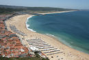 Udsigten oppe fra Sitio ned over Nazaré. Der var rejst mange hundrede strandhytter på stranden. Man kan se havnen, hvor vi lå, i baggrunden. 