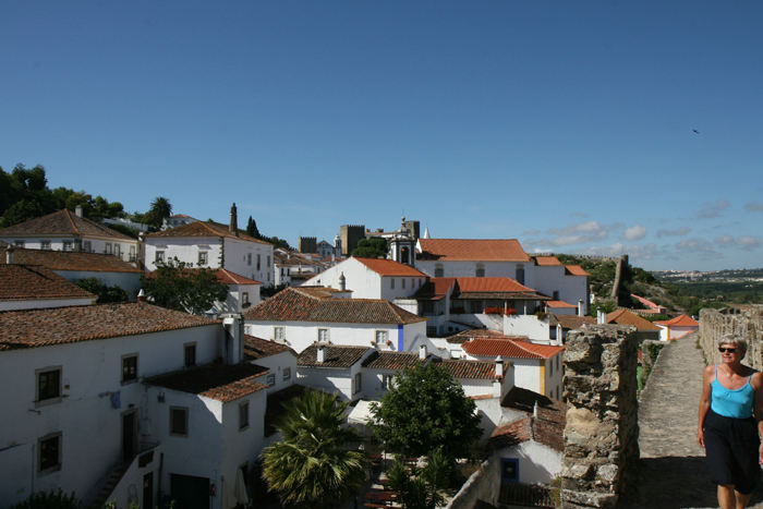 Obidos er omkranset af en stor bymur, hvorfra der var en flot udsigt ind over byen og ud over omgivelserne. Inge Lise på tur oppe på muren.