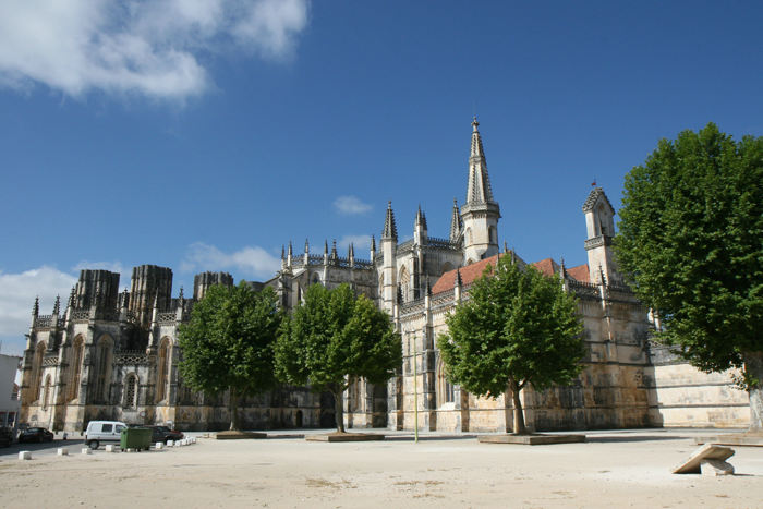 Mosteira de Santa Maria da Vitória i Batalha. Det er et storslået byggeri, med en enorm kirke, et stort kloster med relationer til militæret og det ottekantede mausoleum, der aldrig blev bygget færdigt. 