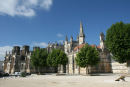 Mosteira de Santa Maria da Vitória i Batalha. Det er et storslået byggeri, med en enorm kirke, et stort kloster med relationer til militæret og det ottekantede mausoleum, der aldrig blev bygget færdigt. 