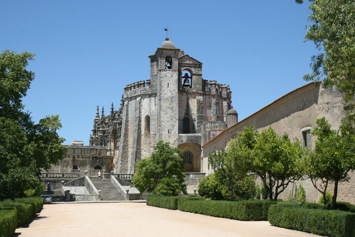 Convento de Cristo i Tomar. Den er oprindeligt anlagt som borg, men senere udvidet flere gange med flere klostre. Et enormt bygningsværk. Har relationer til tempelridderne.