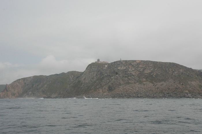 Cabo da Roca – 38.47 grader nordlig bredde og 09.30 grader vestlig længde. Det er det vestligste punkt på det europæiske fastland. Det var desværre lidt diset den dag, vi rundede pynten.