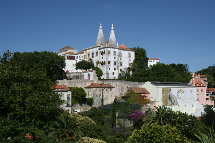 Palacio Nacional de Sintra. Det gamle kongepalads i Sintra. De to store ’tårne’ er udluftninger fra køkkenet, hvor man stegte hele okser og vildsvin på spid over et bål på køkkengulvet. 