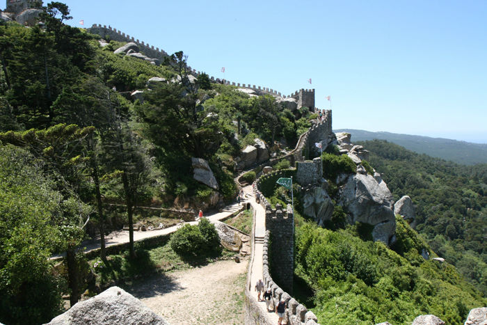 Castelo Mouros på toppen af en af bjergtinderne i området i nærheden af Sintra. Borgen er grundlagt af maurerne i 700-tallet og dækker et enormt område. Der var et flot udsigt oppe fra muren. 